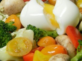 step6: 將剝好的蛋放上熱沙拉上，蛋如果要熟一點，可與沙拉一起起鍋，青菜部分可隨個人喜愛添加