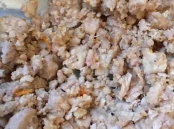 step2: 芋頭大火蒸熟，壓成蓉，加五香粉，糖、鹽及麻油調味，