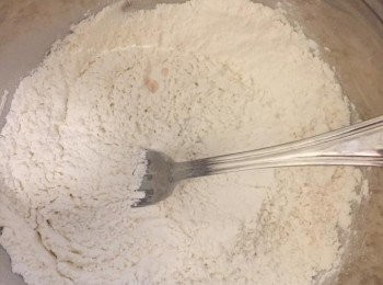 step2: 中筋粉、泡打粉、鹽、糖 篩匀。