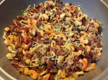 step2: 用鍋加少許油，以中火爆香臘腸、臘肉、蝦米、冬菇 、瑤柱，炒約7-8分鐘撈起備用