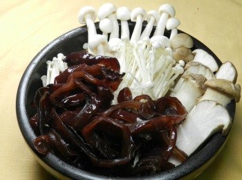 step4: 菇類洗淨，黑木耳切好備用
