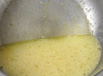 step5: 將蛋打散，細砂糖與鹽巴拌入均勻混合。