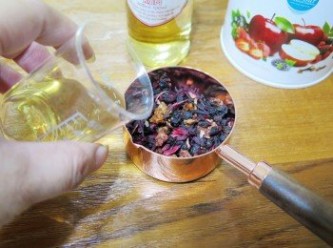 step3: 製作前1小時B&G德國農莊歐洲水果茶20g 先以蘭姆酒20cc，熱開水30cc 浸泡讓果粒軟化風味釋出