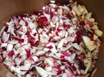 step2: 燒熱鍋，放1茶匙油爆香洋蔥至金黃色。。