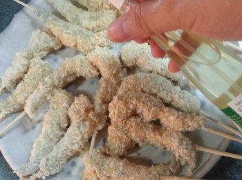 step9: 將蝦兩邊噴上油(或用油掃印上油)