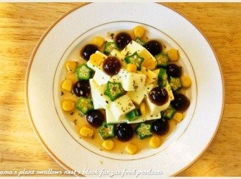 step5: 將玉米粒隨意擺放在盤子上，淋上芙蓉豆腐附贈的醬汁與洋香菜葉。