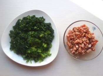 step5: 雪裡紅切成細狀,肉末先用1小匙的醬油及胡椒粉和芝麻香油調味。