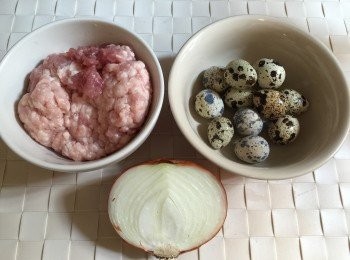 step1: 先烚好鵪鶉蛋，去殻後備用；