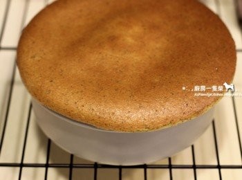 step10: 取出後連烤模一起置於鐵架上放涼(約30分鐘)，之後以小刀沿著邊緣刮一圈脫模，即可享用。