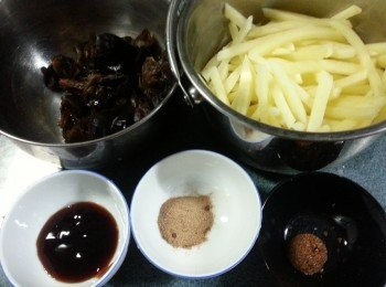 step2: 預備好各項材料,雲耳浸軟洗淨