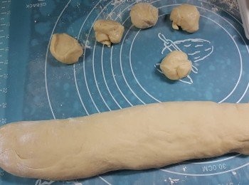step14: 灑少許底筋粉於枱面,將粉糰搓成長條,將粉糰出體平勻磅出19g一粒