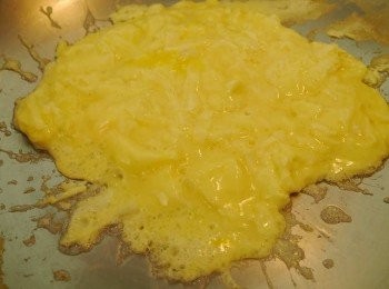 step2: *熱油鍋，油熱了後放入蛋液快速攪拌~