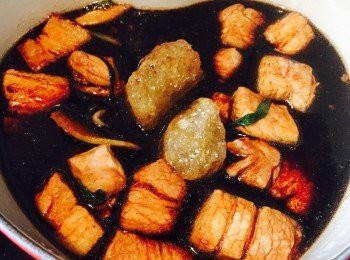 step2: 加入生抽、老抽、紹興酒、冰糖及水，煮滾後轉小火先炆30分鐘，然後熄火焗30分鐘，重覆直至腩肉軟腍。