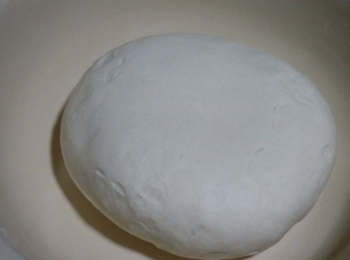 step1: 麵粉入盆，加入涼水，揉成光滑的麵團，麵團偏軟一些，煮出的餃子才好吃；保鮮膜蒙上盆，30分鐘以後再使用。