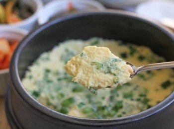 step6: 用勺子一點一點吃，小心燙