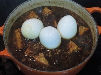 step9: 雞蛋在溫室放回暖，煮滾一鍋水，放入雞蛋煮7-8分鐘，取出浸水冷卻後去殼。