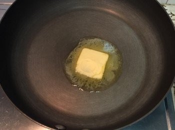 step2: 把牛油溶於平式鍋，把它溶掉成液狀。