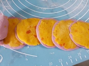 step8: 先將第一塊粉糰卷起,再將其餘5塊粉糰疊起,由第一塊開始卷起到尾