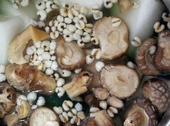 step2: <a href="https://bit.ly/3ANJVUp" target="_blank" data-keyword="豬展" class="guide-link"><strong>豬展</strong></a> <span style="display:inline-block;vertical-align:middle;margin-top:-3px;color:initial;border-radius:3px;padding:2px 3px;font-size:12px;line-height:14px;background:#87d300;color:#fff;">即買</span> 洗乾淨飛水, 乾螺頭浸發；所有材料放滾水，煲2-3小時，調味便可。