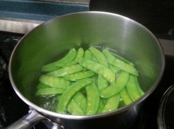 step5: 荷蘭豆撕去老根用滾水出水3分鐘(不要蓋上蓋)