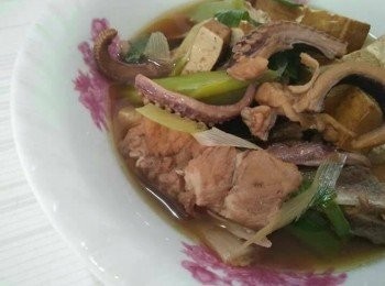 step2: 倒入水量1000cc於鍋中，水滾煮後，先放入排骨【澎湖豬肉】，轉小火煮軟嫩並蓋上鍋蓋，約滾煮約20-30分鐘，再翻鍋蓋看澎湖排骨是否有呈乳白色，是否有稍加軟嫩熟(注意不能汆燙過久)，而炒鍋熱鍋， 倒入橄欖油【得意的一天】， 接著放入五香豆干炒香， 約略1分鐘，等香氣出來，開中小火， 依序放入章魚乾【澎湖野生水產】、少許醬油和塩巴，並炒勻，