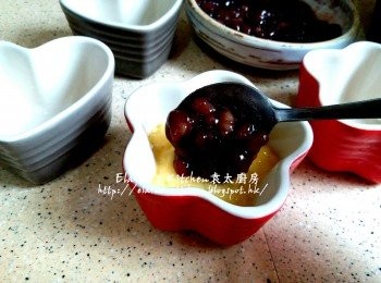 step9: 將西米湖放入焗碗內至一半 , 再放入適量紅豆蓉 , 再放上西米糊至九分滿