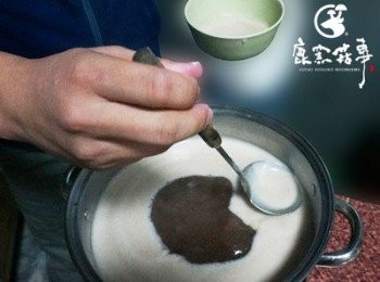 step5: 撈除過多泡沫,等滾後關小火慢熬2-3小時，期間會有泡泡需不停的撈起與攪拌，避免燒焦