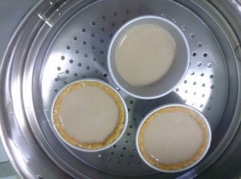 step5: 蒸籠大火水滾後放入布丁塔，轉中大火，開一小縫，蒸10-15分鐘（布丁凝固即可）