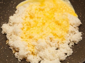 step5: 倒入飯與蛋液一起拌炒。(這裡將蛋液一同入鍋是因為希望白飯均勻沾裹蛋液，如果喜歡有炒蛋朋友的人可以分開炒沒有問題喔。)