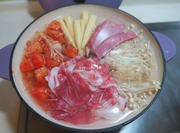 step2: <span class="group_1">食材</span>(肉片.泡菜.金針菇.火腿.玉米筍)依序鋪好鍋內.注滿水.加入泡麵調味包