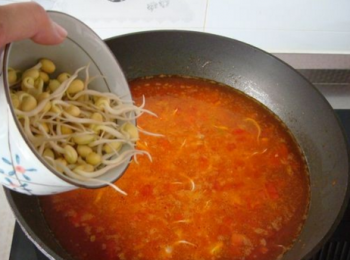 step10: 煮開後加入黃豆芽