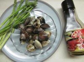 step1: 備料,蘆筍洗淨切對半,牛蕃茄切丁.蛤蜊吐沙