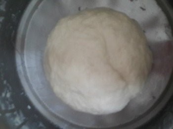 step1: 只要在鍋中混合材料攪拌均勻,直到沒有粉狀,蓋上保鮮膜~ 靜置2小時~等第一次發酵