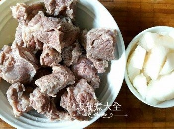 step3: 牛肋條及煲洗乾淨備用，韓國梨起肉備用