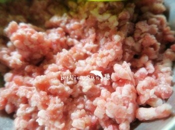 step1: 絞肉加入太白粉.糖.鹽.鮮味炒手.糖.白胡椒.五香粉.拌勻.放冷凍30分