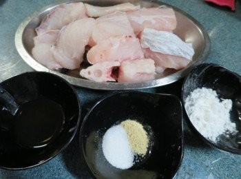 step3: 門鱔魚用醃魚料醃15分鐘放入雪櫃抽乾水份備用