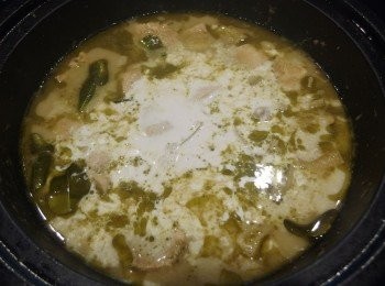 step9: 雞肉熟了加入剩下的椰漿煮滾。