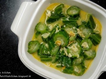 step5: 將咸蛋白逐少倒入並攪拌，即可。