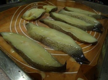 step4: 把魚拿出在室溫置1小時，

把魚塊上面多餘的醃醬抹去 ，放在鋪上矽膠墊的焗盤上( 魚塊不用沾太多醃醬， 薄薄一層便可)