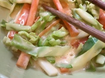 step3: 加入所有調味料拌勻，拌入蔬菜，蔬菜要沾滿麵糊，