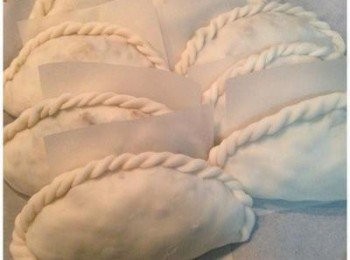 step5: 現包現吃最新鮮，平底鍋放半匙沙拉油，小火慢煎，煎到兩面金黃即可。