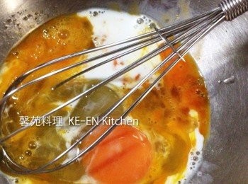 step3: 蛋加入牛奶、鹽打散