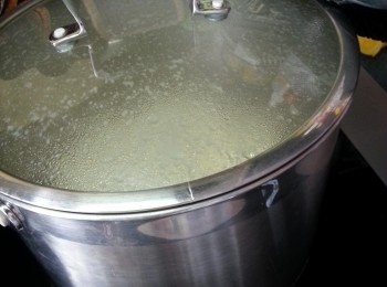 step5: 戴上膠手套按實兩邊煲耳,取起煲搖勻(全程約分3-4次搖)