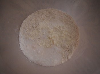 step1: 麵粉加入泡打粉、糖、鹽、香草拌勻；牛油加熱融化備用