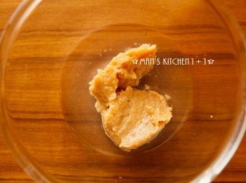 step1: 首先把白味噌、清(米)酒、味醂、蜂蜜，均勻混合。