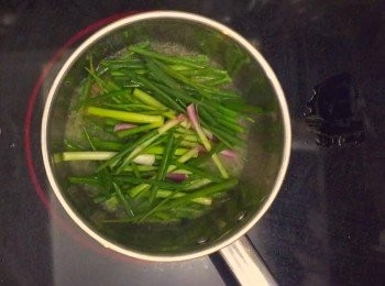 step4: 下蔥段，用中小火炸至焦黃色，炸到有點脆身