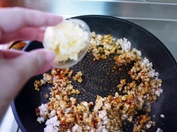 step4: 接著下蒜薑末，