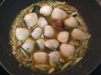 step10: 放入蛤蜊，蓋鍋蓋煮到醬汁再次煮滾即可開蓋（不需等蛤蜊全開）。