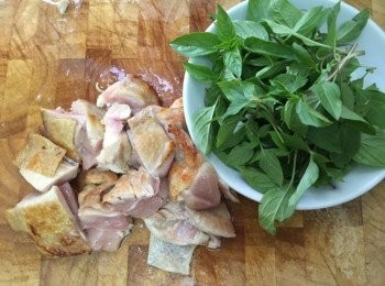 step2: 2)<a href="https://bit.ly/2ZxapeY" target="_blank" data-keyword="雞扒" class="guide-link"><strong>雞扒</strong></a> <span style="display:inline-block;vertical-align:middle;margin-top:-3px;color:initial;border-radius:3px;padding:2px 3px;font-size:12px;line-height:14px;background:#87d300;color:#fff;">即買</span> 皮向下煎金黃切件備用