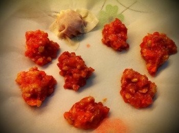 step7: 盤子上放烘焙紙再放上肉丸,蓋上餛飩皮